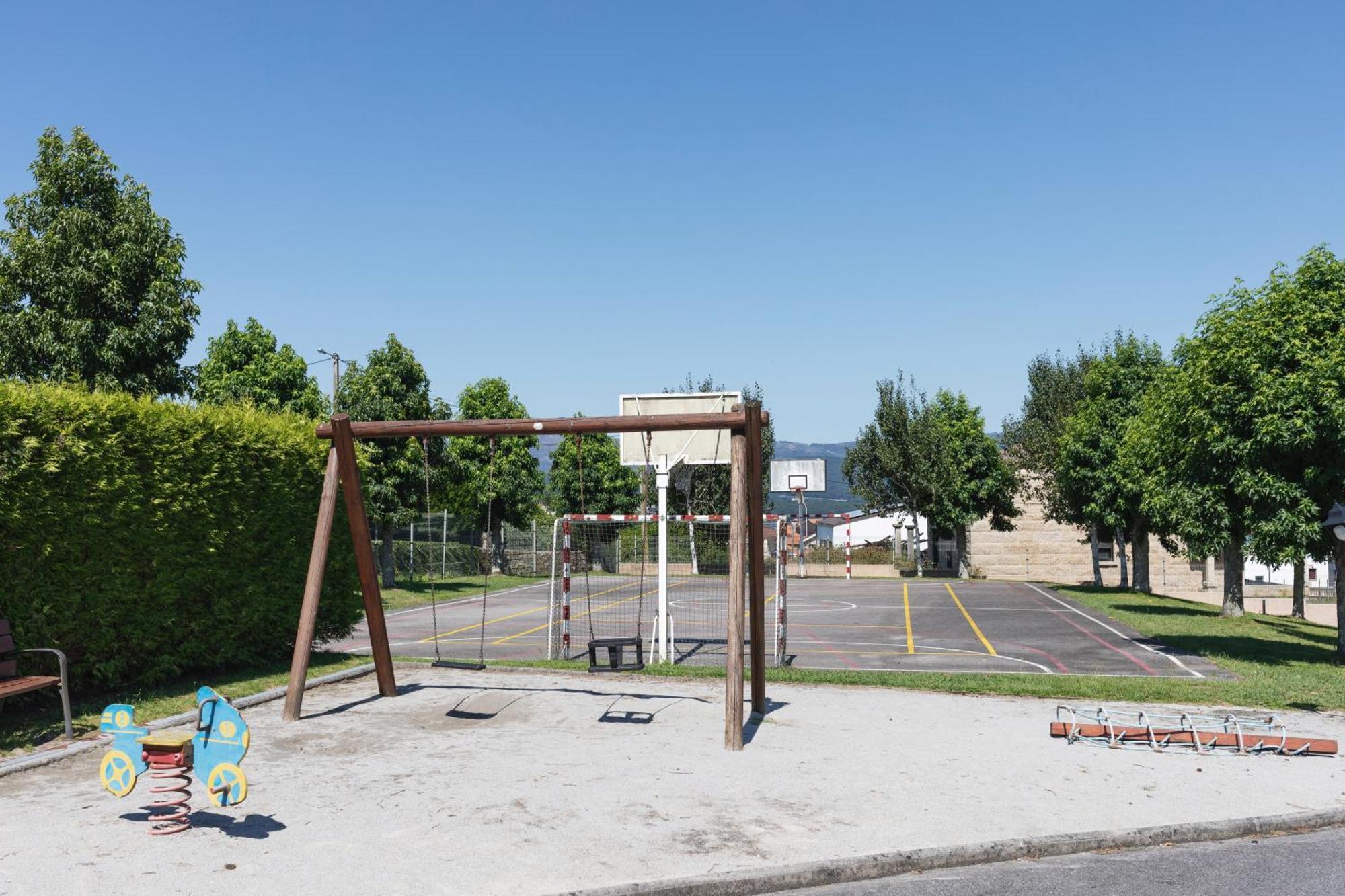 Baruhaus Piscina Y Parking Rianxo Rianjo